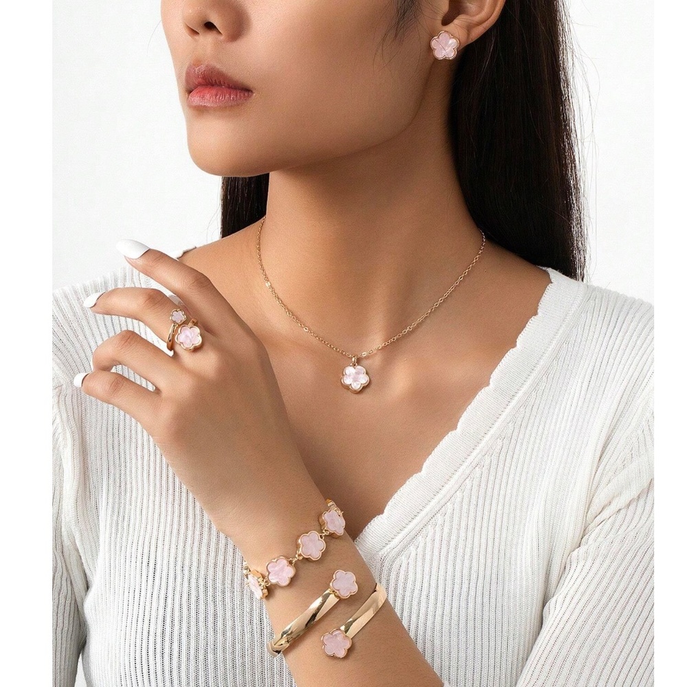 Luxe Gold Tone Flower Necklace Ring Jewelry Set - Picture 5 of 6